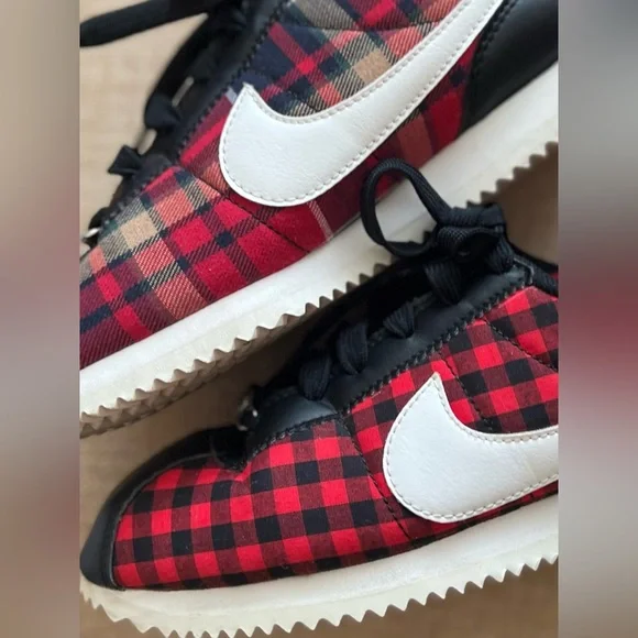 Nike Black and Red Sneakers Size 5Y - Picture 6 of 14